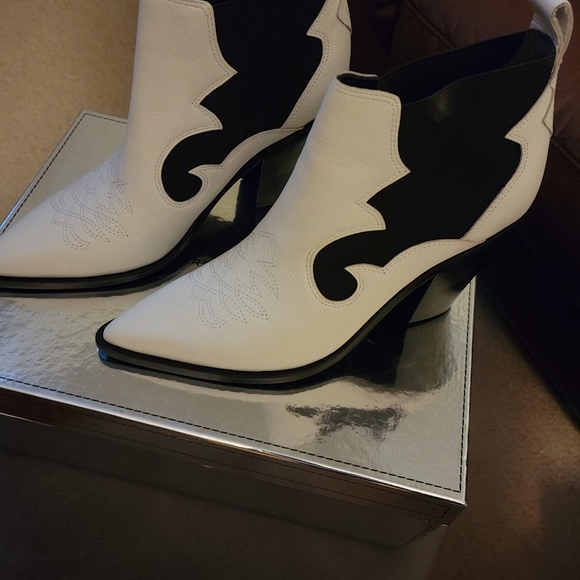 Women Booties Wht/Blk - Picture 2 of 5